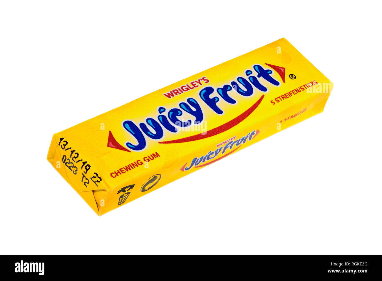 Un pacchetto di 5 bastoncini - 5 streifen - di Wrigleys succoso frutto di chewing gum con lo smaltimento e il riciclaggio simboli isolati su sfondo bianco Foto Stock