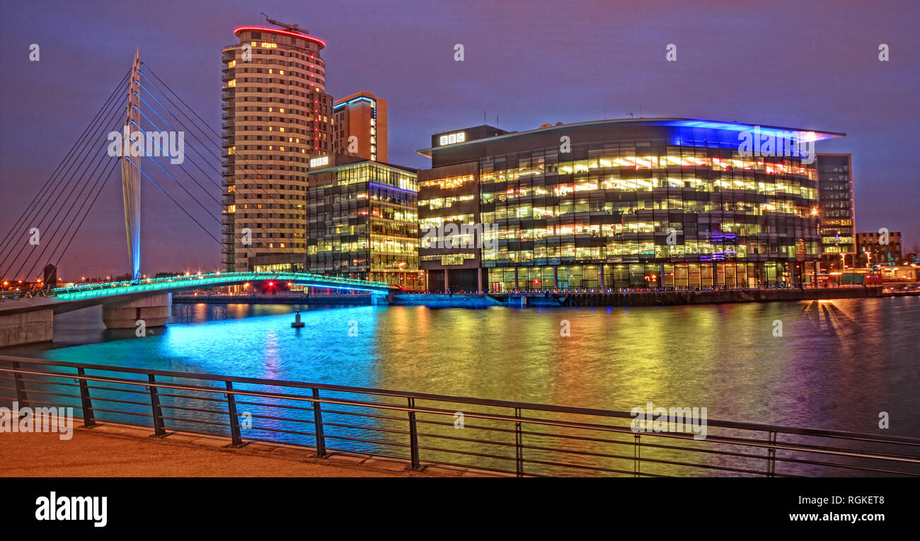 MediaCityUK, Manchester Salford Quays BBC Studios al crepuscolo, North West England, Regno Unito, M50 2EQ Foto Stock