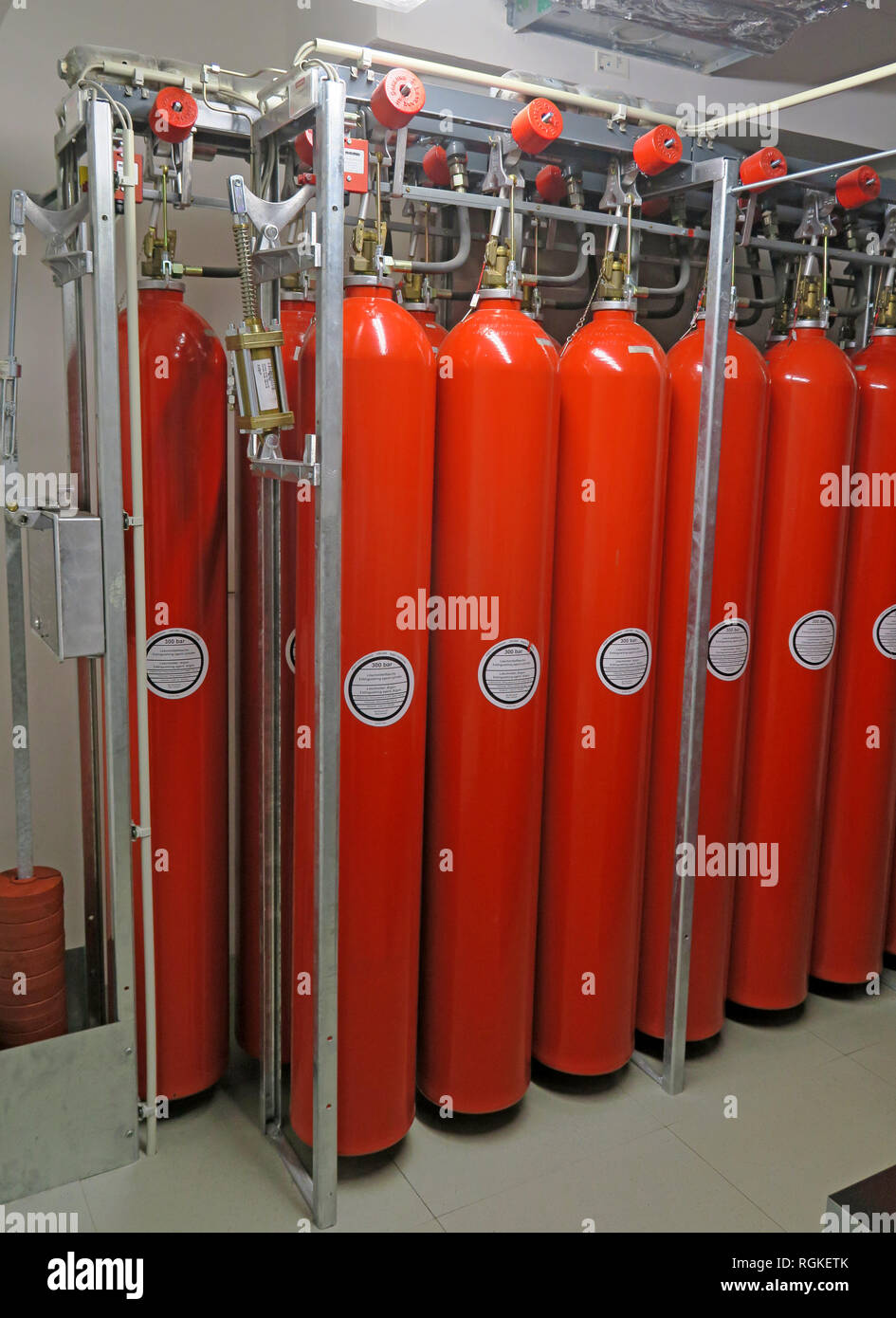 Pesante Argon compresso di bombole di gas in un cloud storage dati centro di Mainz, Renania-Palatinato, Germania, Europa Foto Stock