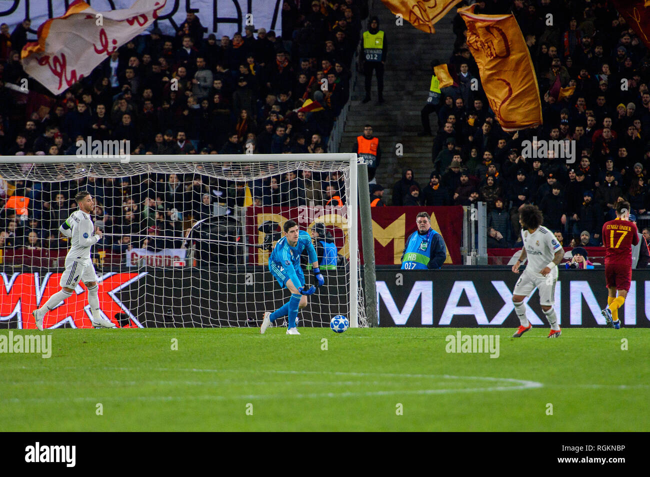 Roma - Nov 27, 2018: Thibaut Courtois 25 lancia la palla. Come Roma - Real Madrid. La UEFA Champions League. Fase di gruppo. Giornata 5. Stadio Olimpico Foto Stock