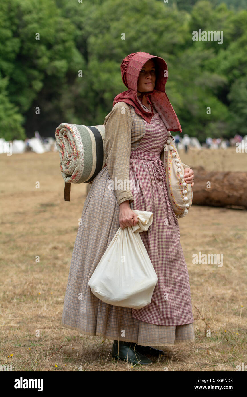 Duncan Mills, CA - Luglio 14, 2018: Signora vestita in costume in una guerra civile re-enactement. La guerra civile giorni è uno dei più grandi eventi di rievocazione storica su Foto Stock
