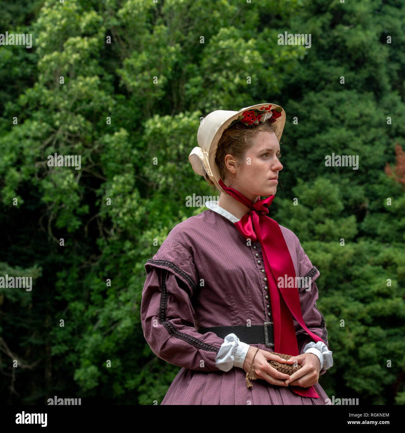 Duncan Mills, CA - Luglio 14, 2018: Signora vestita in costume in una guerra civile re-enactement. La guerra civile giorni è uno dei più grandi eventi di rievocazione storica su Foto Stock