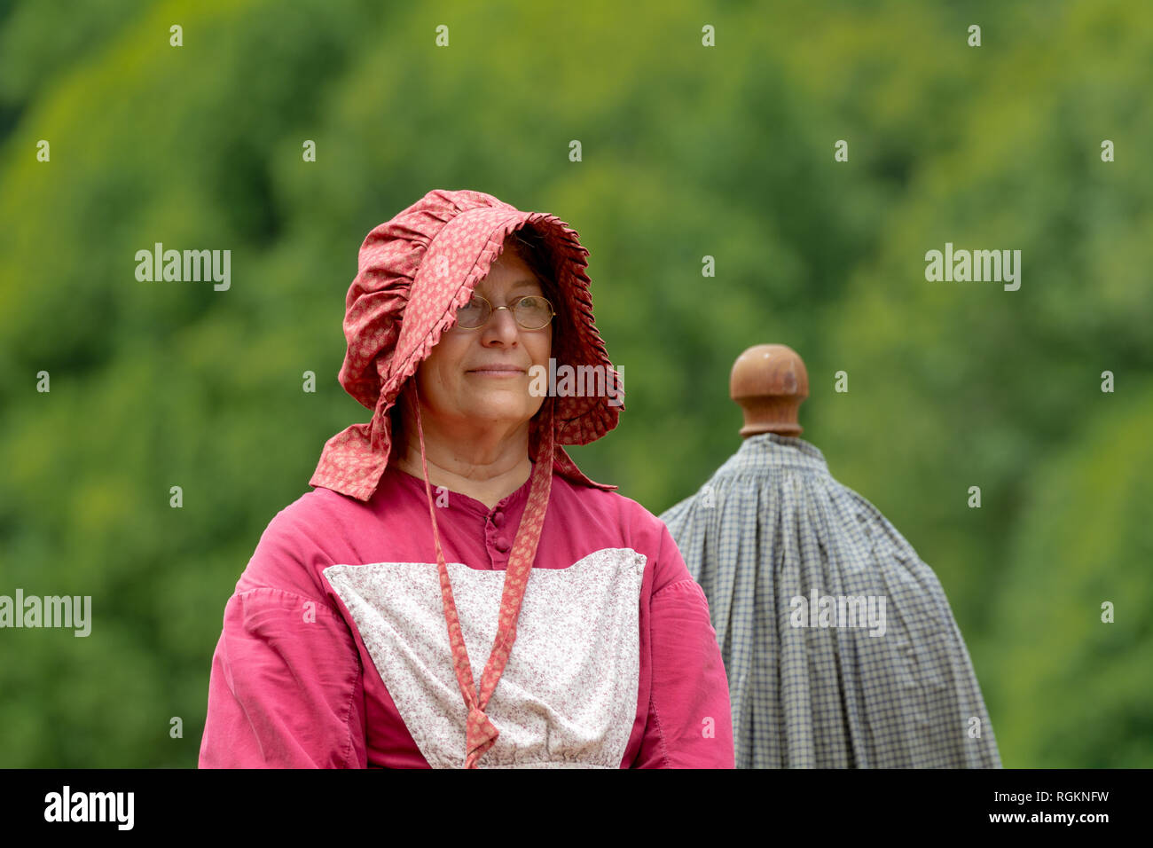 Duncan Mills, CA - Luglio 14, 2018: Signora vestita in costume in una guerra civile re-enactement. La guerra civile giorni è uno dei più grandi eventi di rievocazione storica su Foto Stock