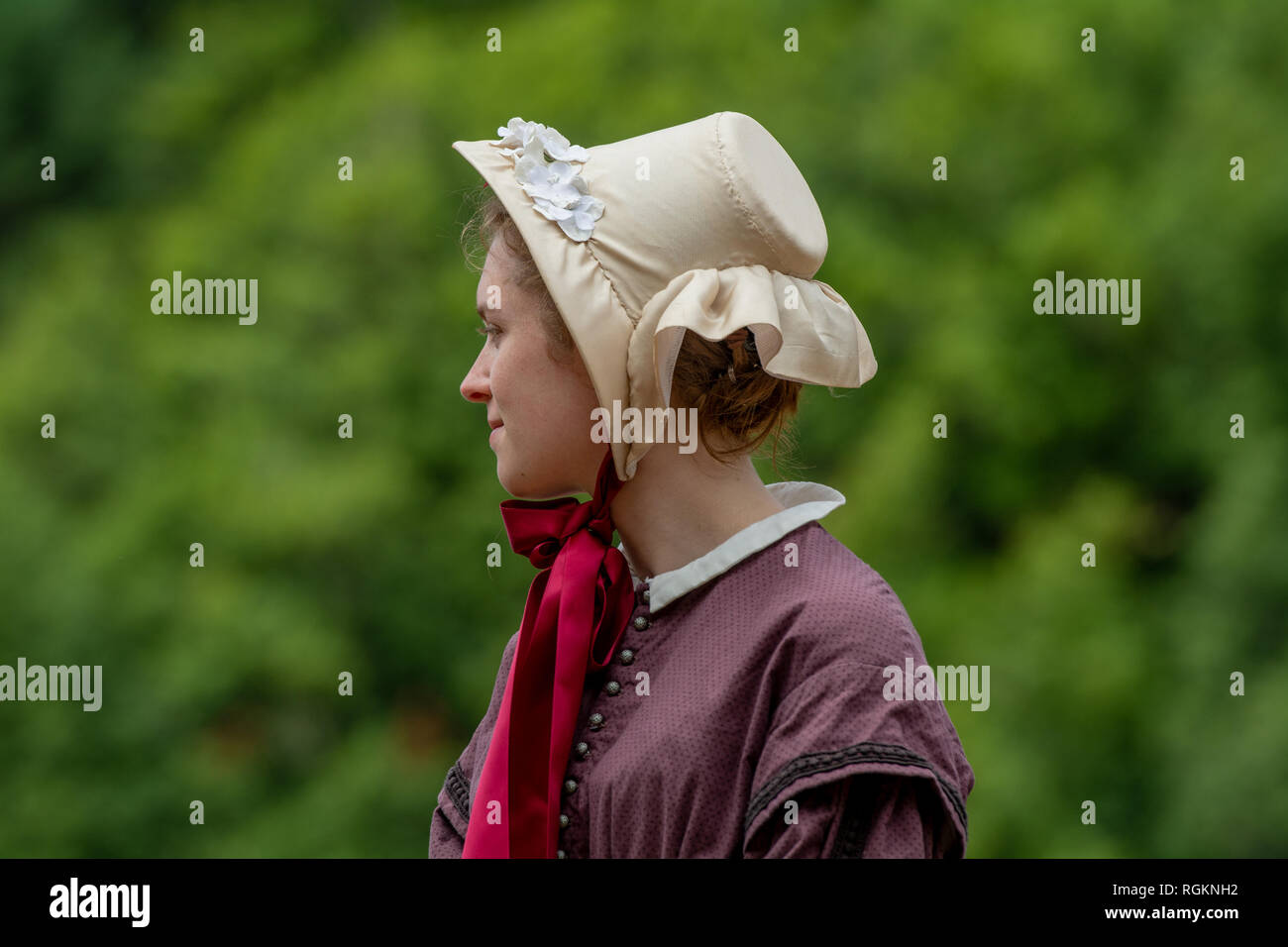 Duncan Mills, CA - Luglio 14, 2018: Signora vestita in costume in una guerra civile re-enactement. La guerra civile giorni è uno dei più grandi eventi di rievocazione storica su Foto Stock