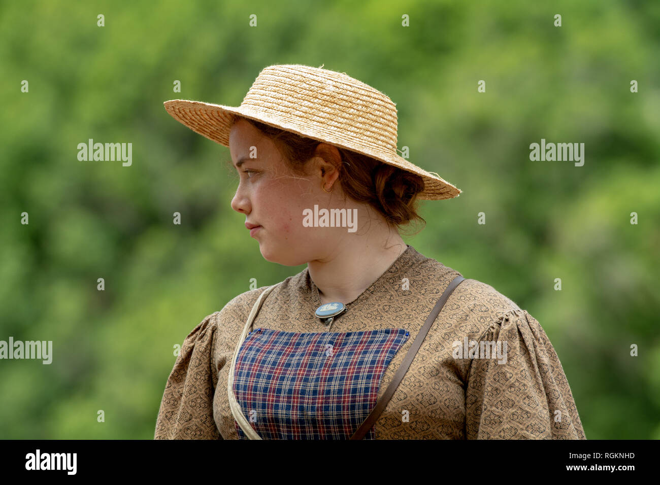 Duncan Mills, CA - Luglio 14, 2018: Signora vestita in costume in una guerra civile re-enactement, guardando dal lato. La guerra civile giorni è uno dei più grandi ree Foto Stock