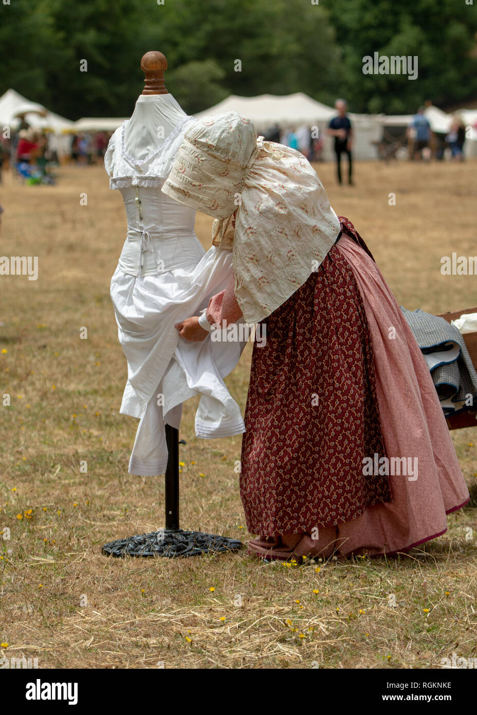 Duncan Mills, CA - Luglio 14, 2018: Signora vestita in costume arrangng intima a una guerra civile re-enactement. La guerra civile giorni è uno dei grandi Foto Stock