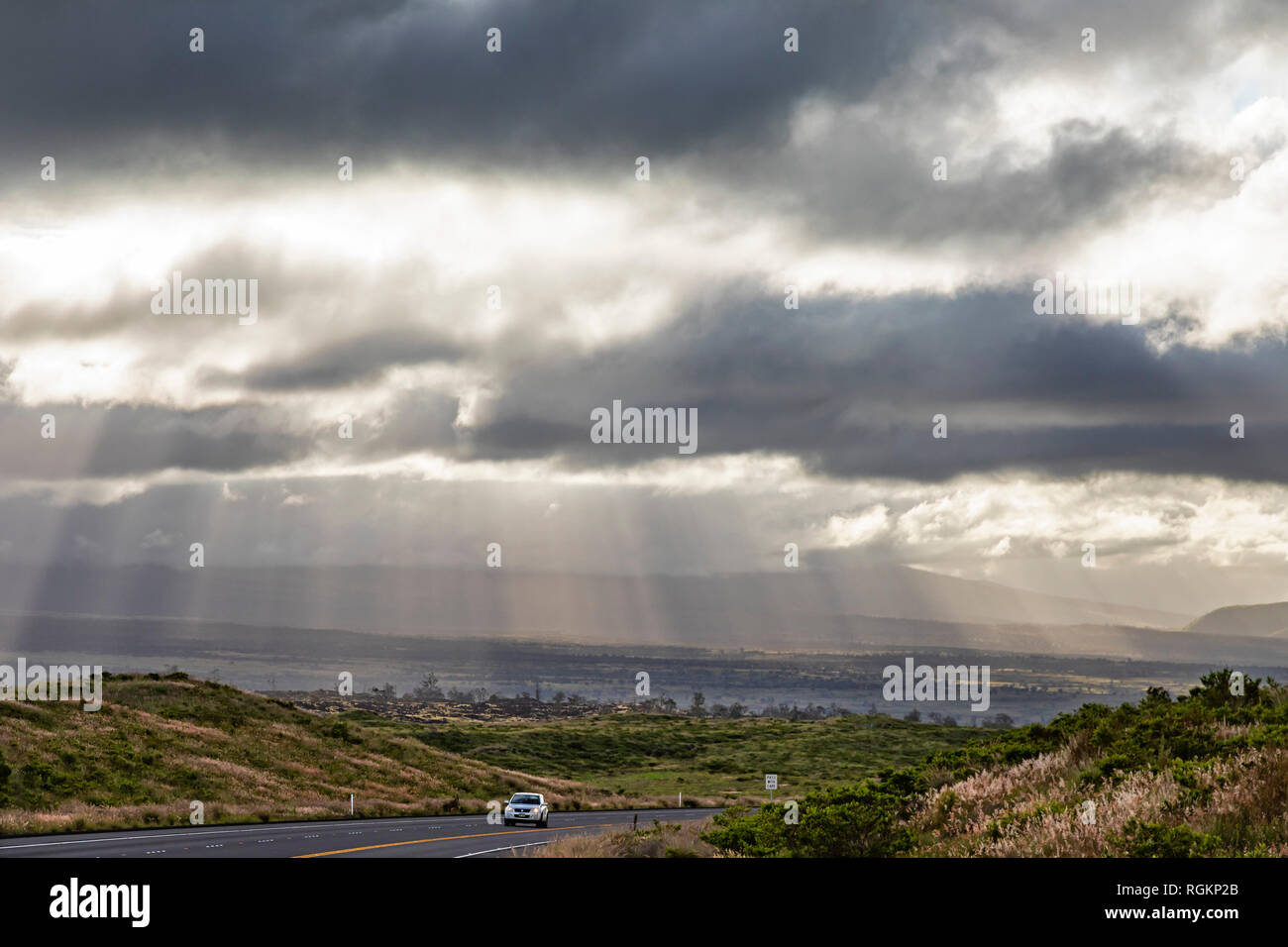 Una vettura viaggia sul Mauna Kea via di accesso verso il Mauna Kea Visitor Center. Al di là del centro visitatori, veicoli a trazione integrale sono necessari per Foto Stock