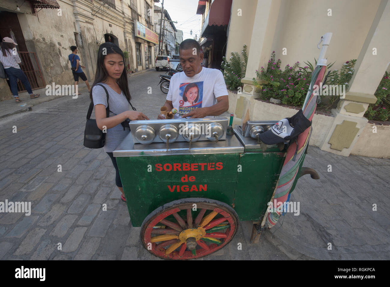 Ice Cream vendor sulla storica Calle Crisologo, Vigan, Ilocos Sur, Filippine Foto Stock