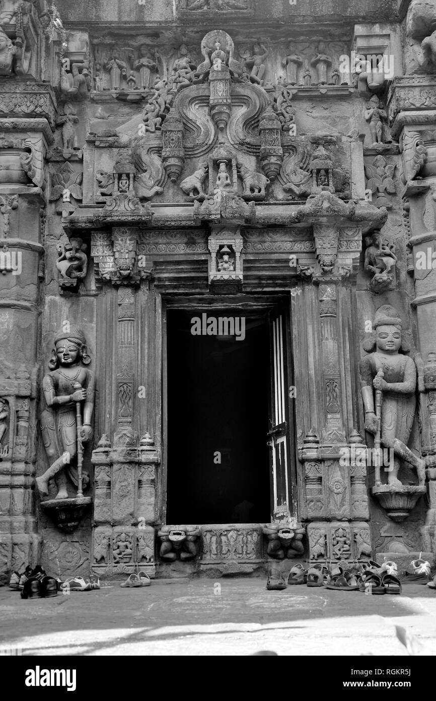 Idoli scolpiti sulla parete esterna di Trishunda Ganapati tempio di Pune, Maharashtra, India Foto Stock
