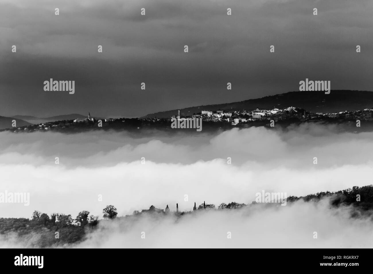 Una vista della città di Perugia (Umbria, Italia) sopra un mare di nebbia Foto Stock