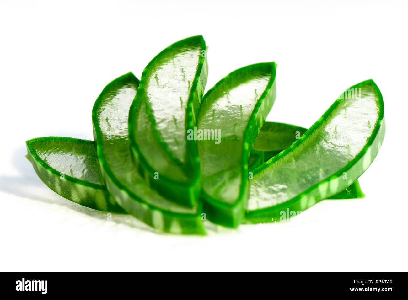 Tagliare Aloe foglie mostra trasparente di Aloe vera gel all'interno. Aloe Vera è molto utile la medicina di erbe per la cura della pelle e dei capelli. Foto Stock