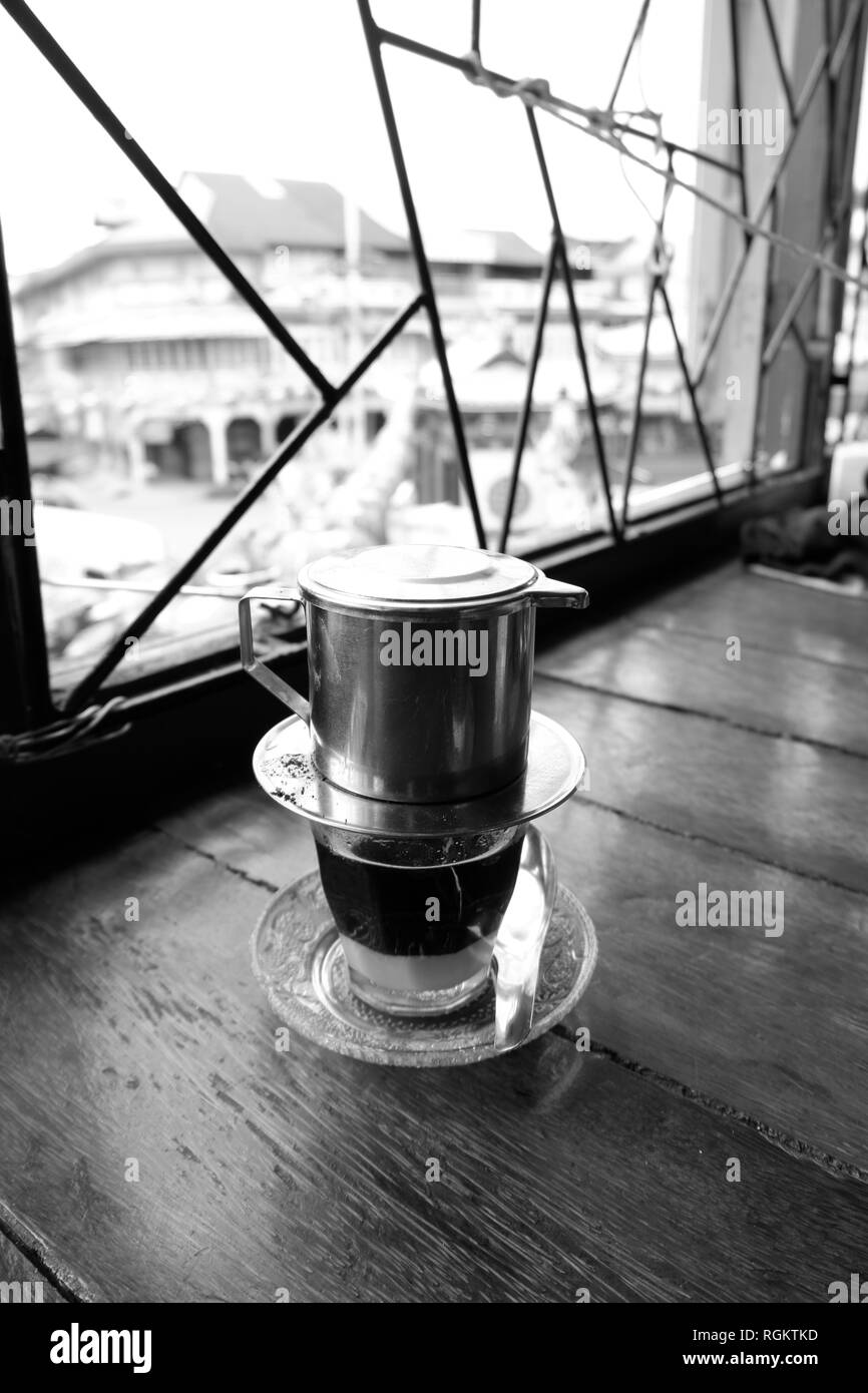 Tradizionale caffè vietnamita in bianco e nero Foto Stock