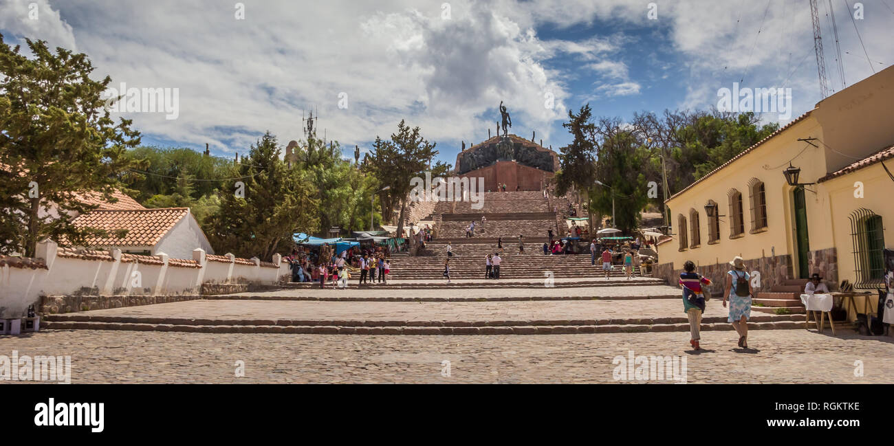 Passaggi e la statua nel centro di Humahuaca, Argentina Foto Stock