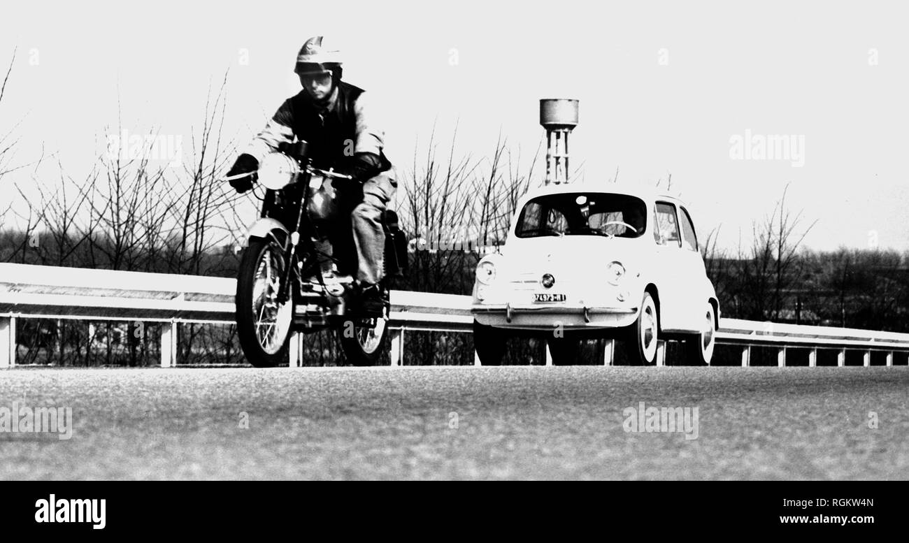 Gilera 125 e la Fiat 500, ITALIA 1965 Foto Stock