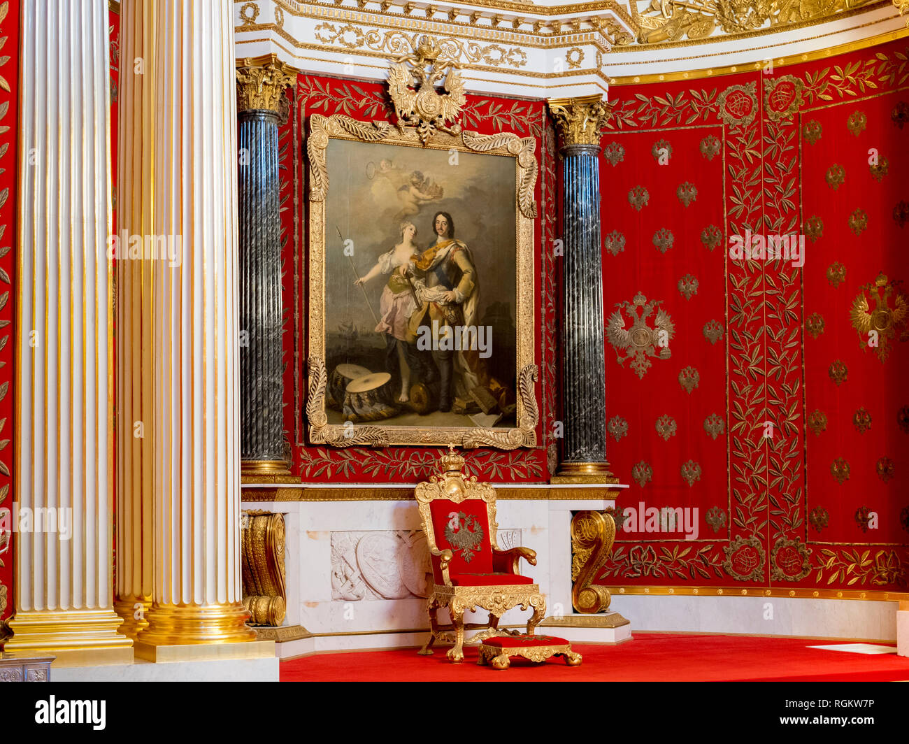 19 Settembre 2018: San Pietroburgo, Russia - trono e il ritratto di Pietro il Grande nella piccola sala del trono nel palazzo d'inverno, parte dell'Eremo Foto Stock