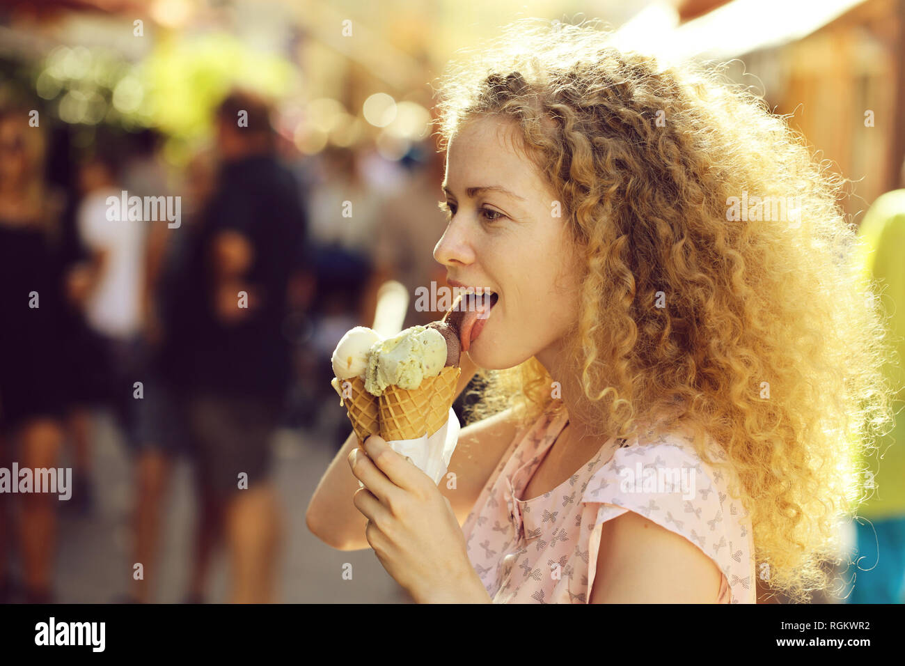 Donna sorridente con gelato Foto Stock