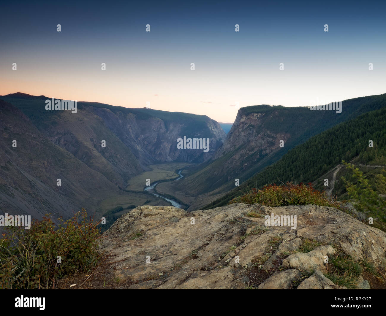 La vista delle montagne nella luce del sole di setting Foto Stock