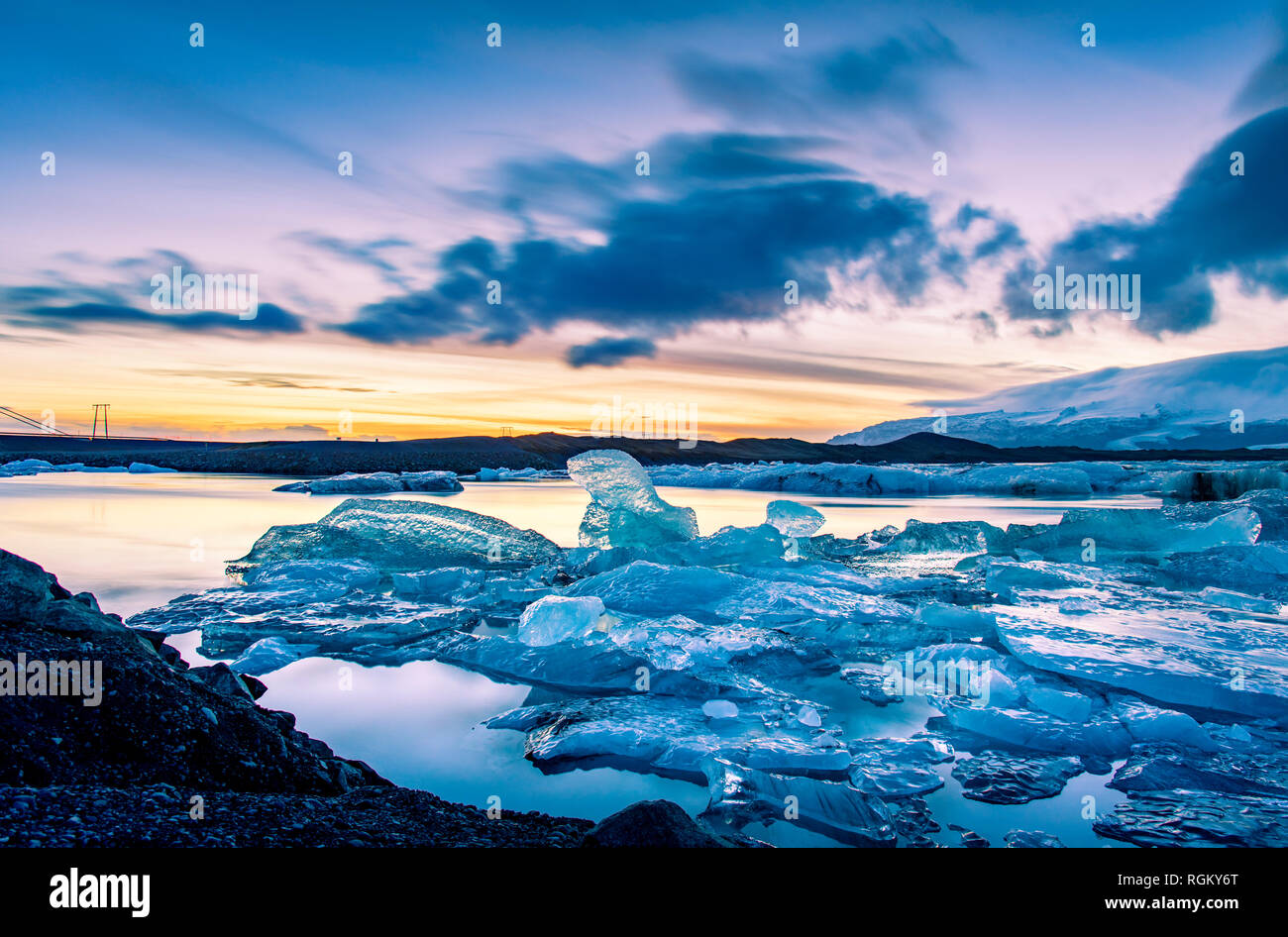 Jokulsarlon laguna glaciale in Islanda al crepuscolo con esposizione lunga Foto Stock