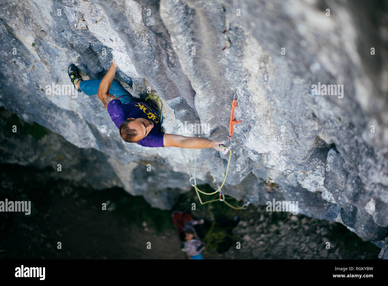 L'uomo bianco arrampicata sulla ripida scogliera Foto Stock
