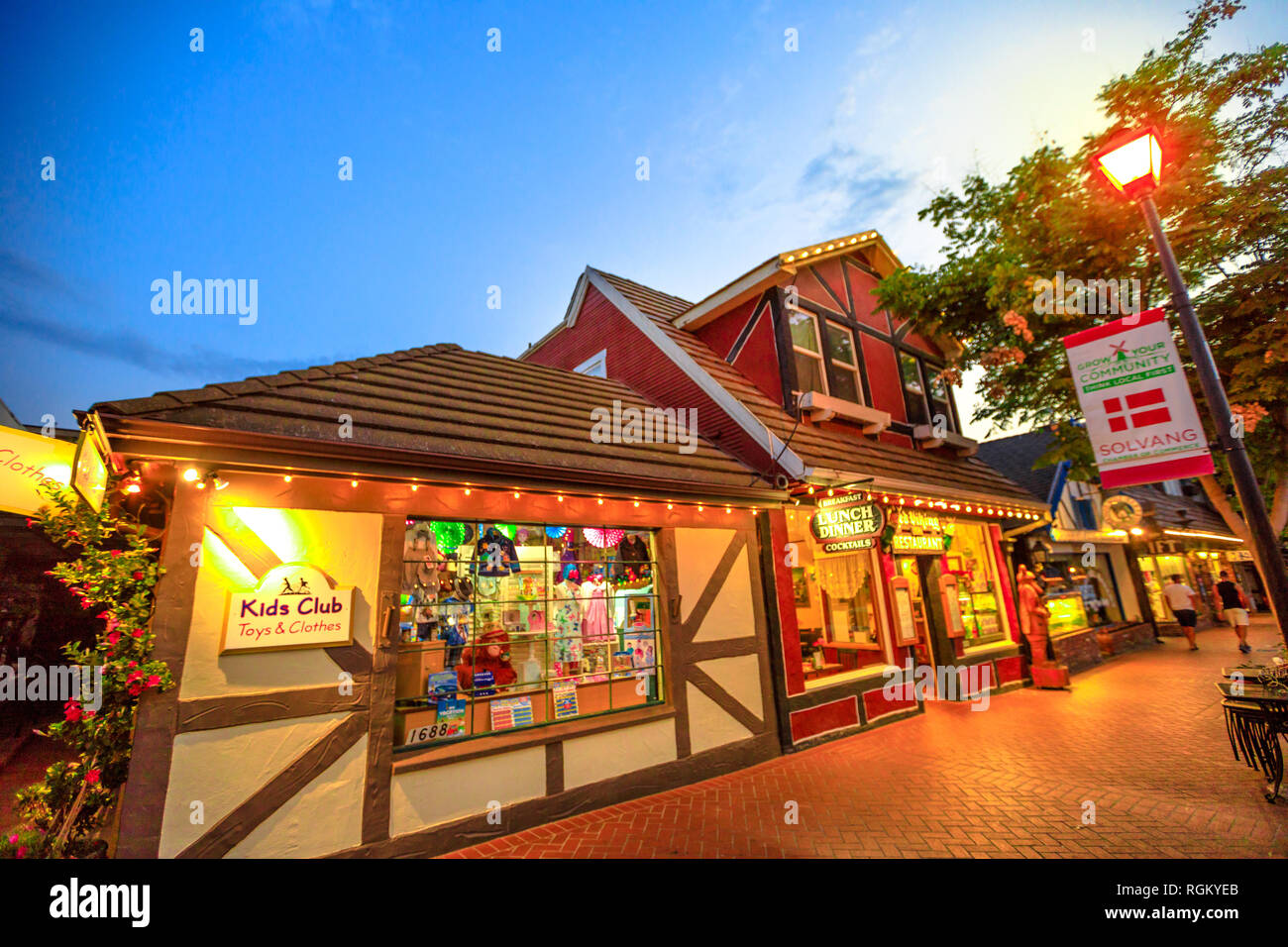Solvang, California, Stati Uniti - Agosto 10, 2018: Villaggio Danese downtown illuminata di sera. Tipica architettura di Solvang, famosa località turistica Foto Stock