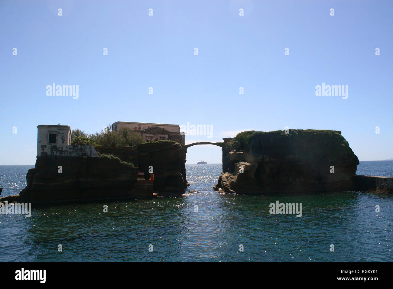 L'isola di Gaiola (Napoli, Italia) - Una piccola isola nella riserva marina Parco subacqueo della Gaiola Foto Stock