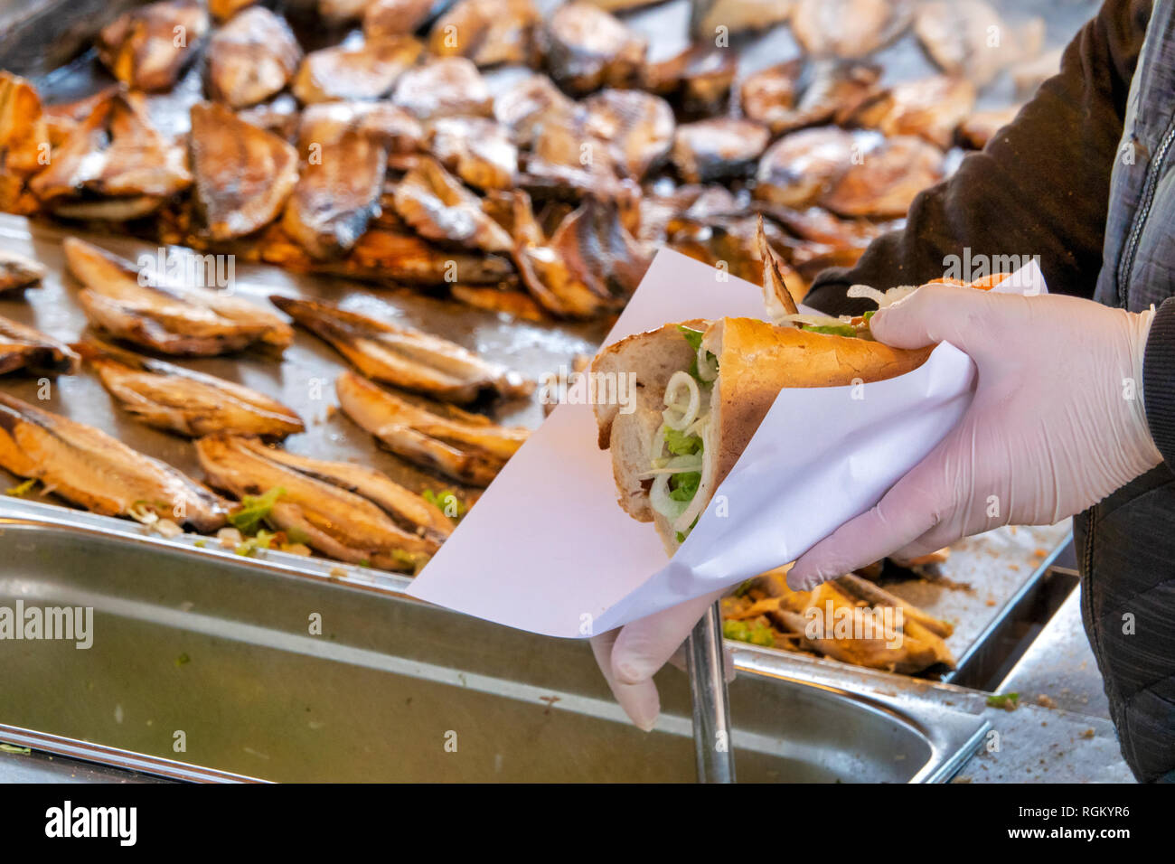 Venditore ambulante vendendo il tradizionale Balik Ekmek (un pesce grigliato sandwich) in Eminönü, Istanbul, Turchia Foto Stock