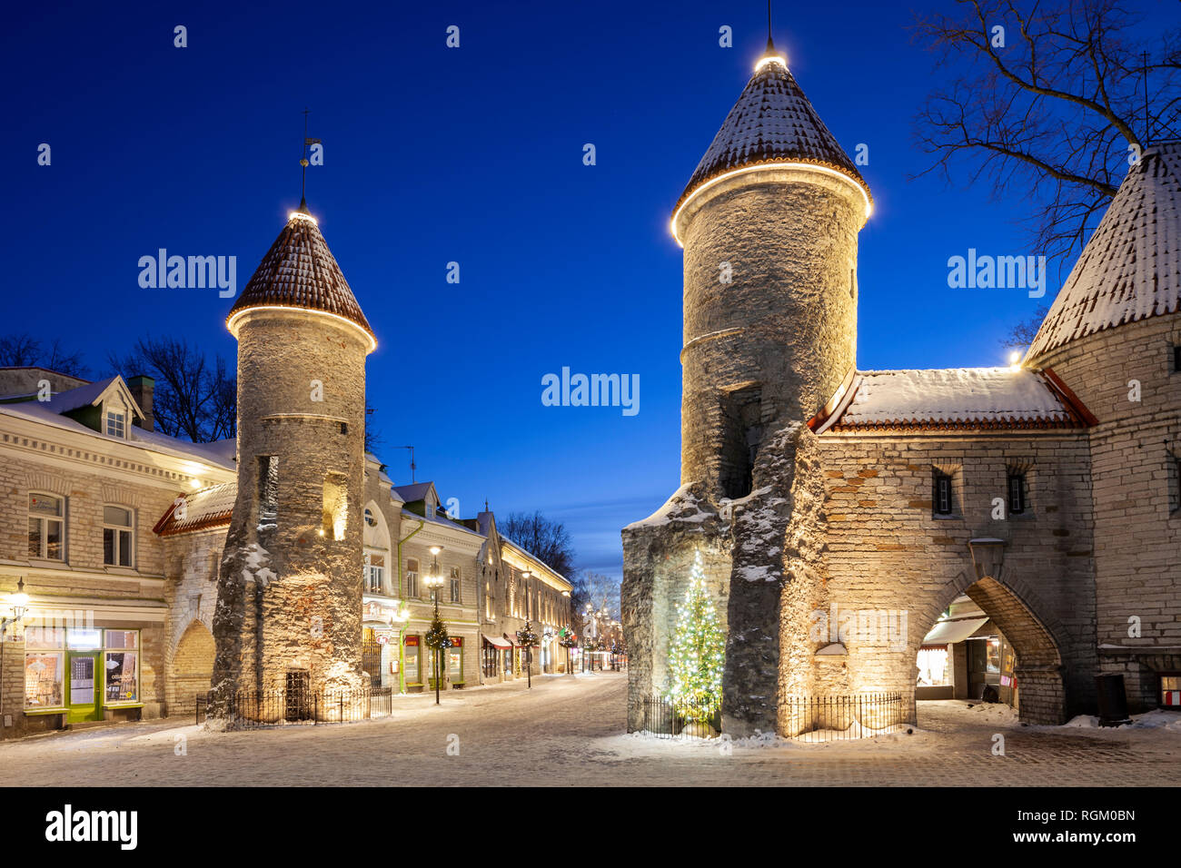 Alba d'inverno a Tallinn City Gate, Estonia. Foto Stock