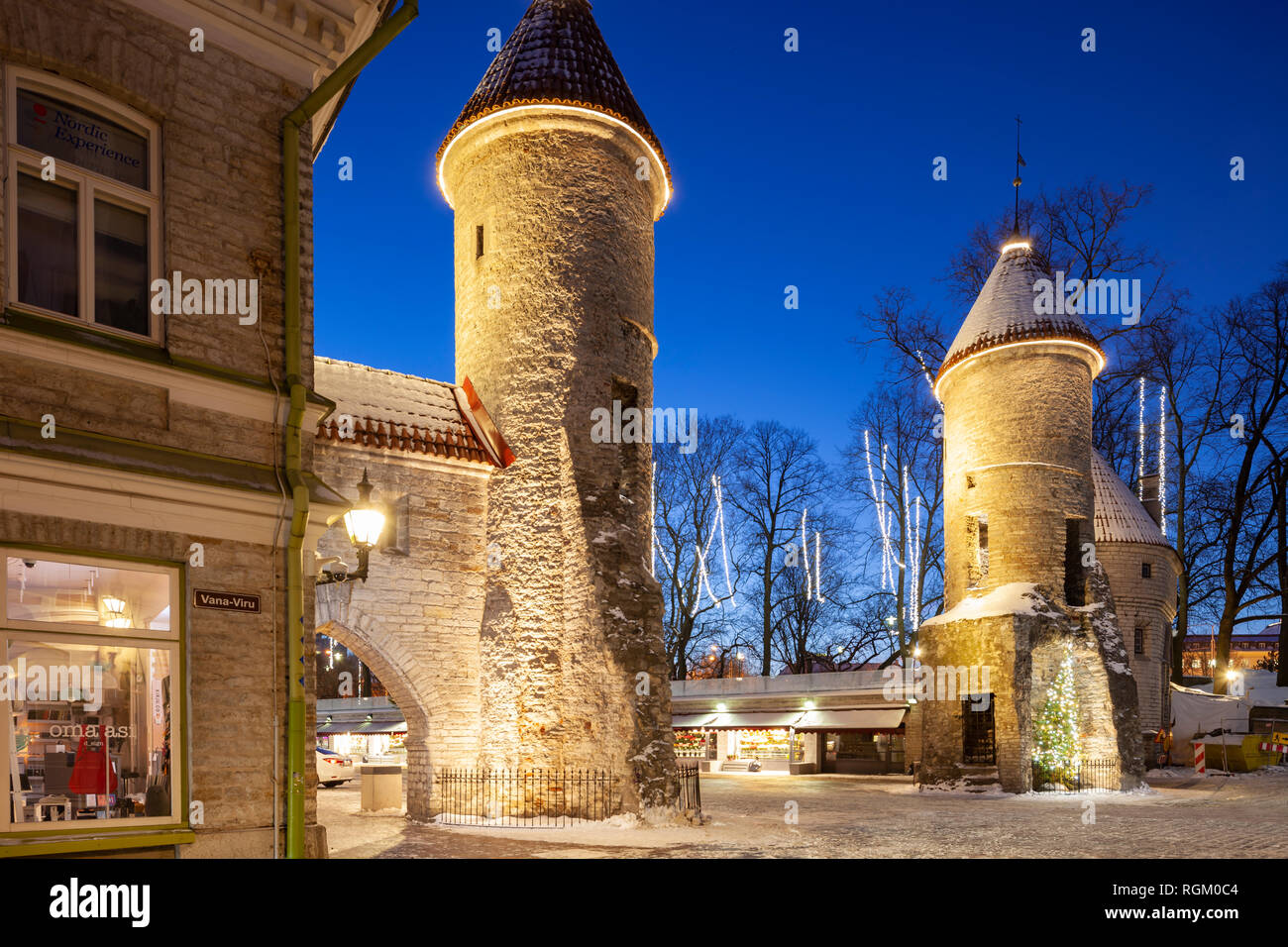 Alba d'inverno a Tallinn City Gate, Estonia. Foto Stock