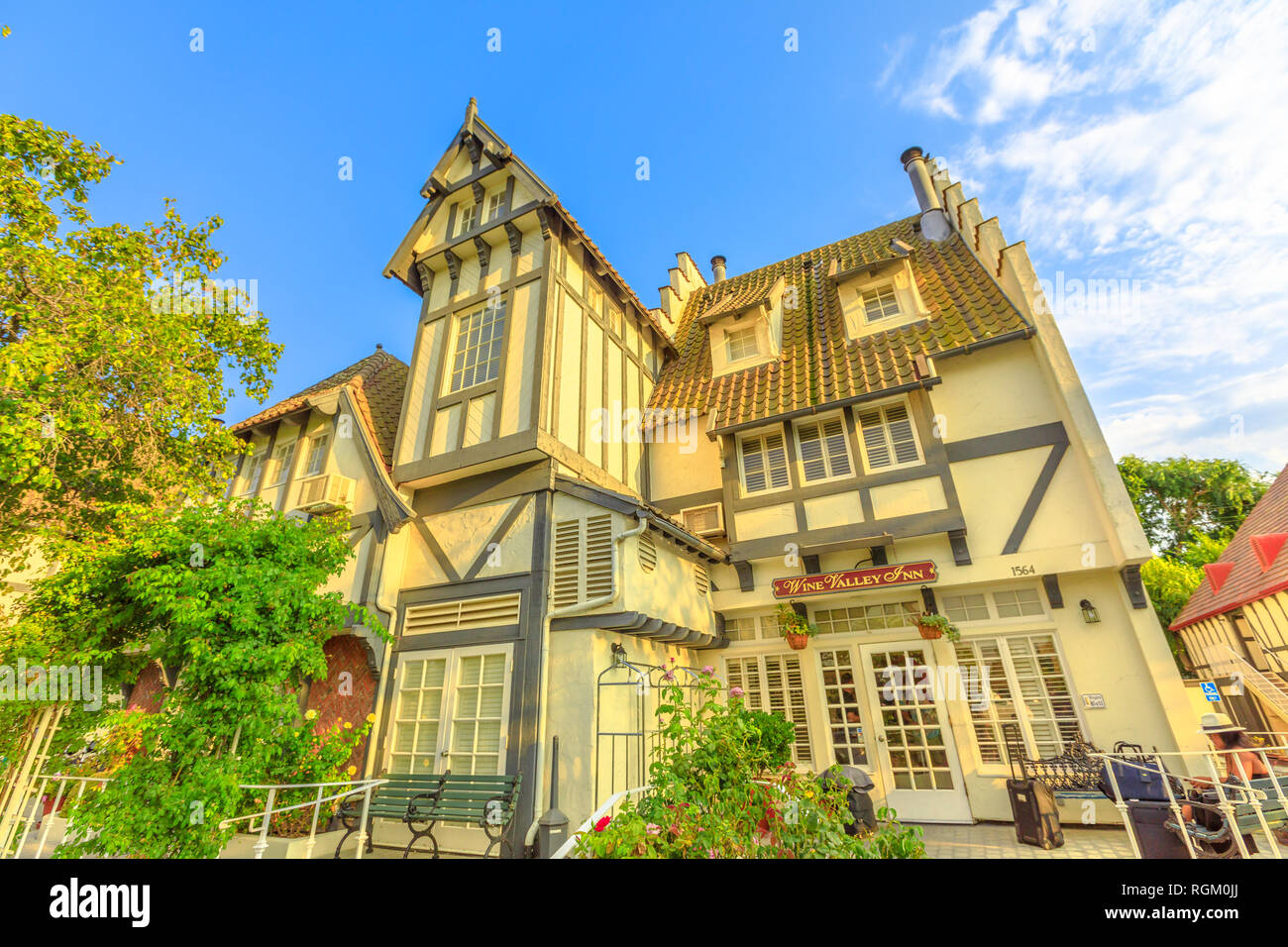 Solvang, California, Stati Uniti - Agosto 10, 2018: Wine Valley Inn hotel in via principale di Solvang downtown wine country di Santa Ynez Valley Foto Stock