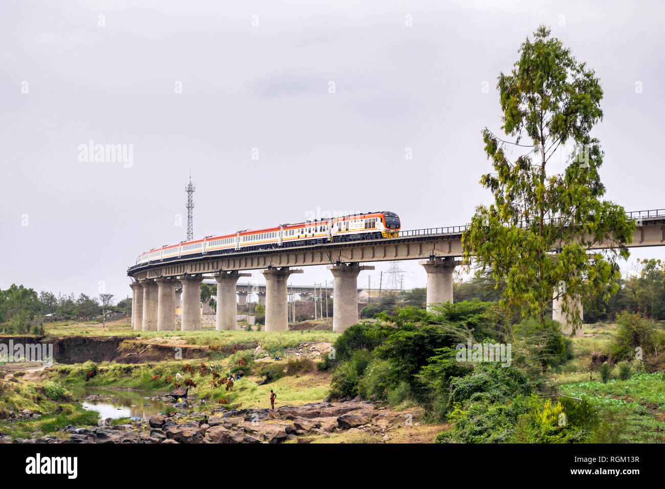 Il Madaraka Express il servizio passeggeri di treno che viaggia su un viadotto di sezione di Nairobi per Mombasa Ferrovia SGR, Athi River, Kenya Foto Stock