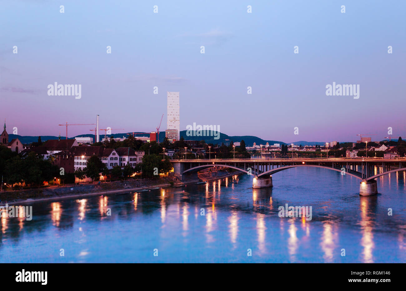 Ponte Wettstein luci che riflettono nel fiume Reno Foto Stock