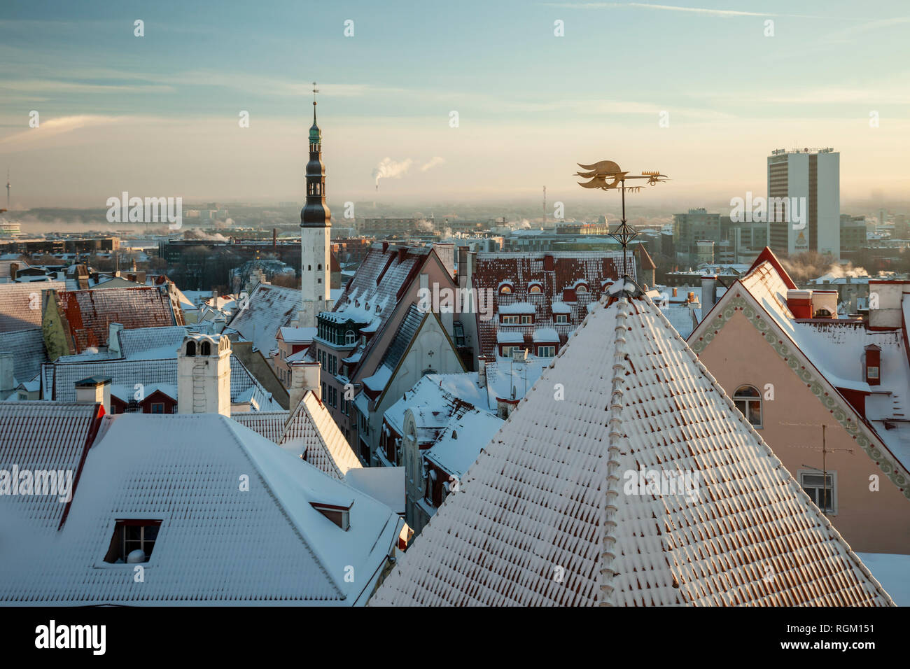 Inverno sunrise nella città vecchia di Tallinn, Estonia. Foto Stock
