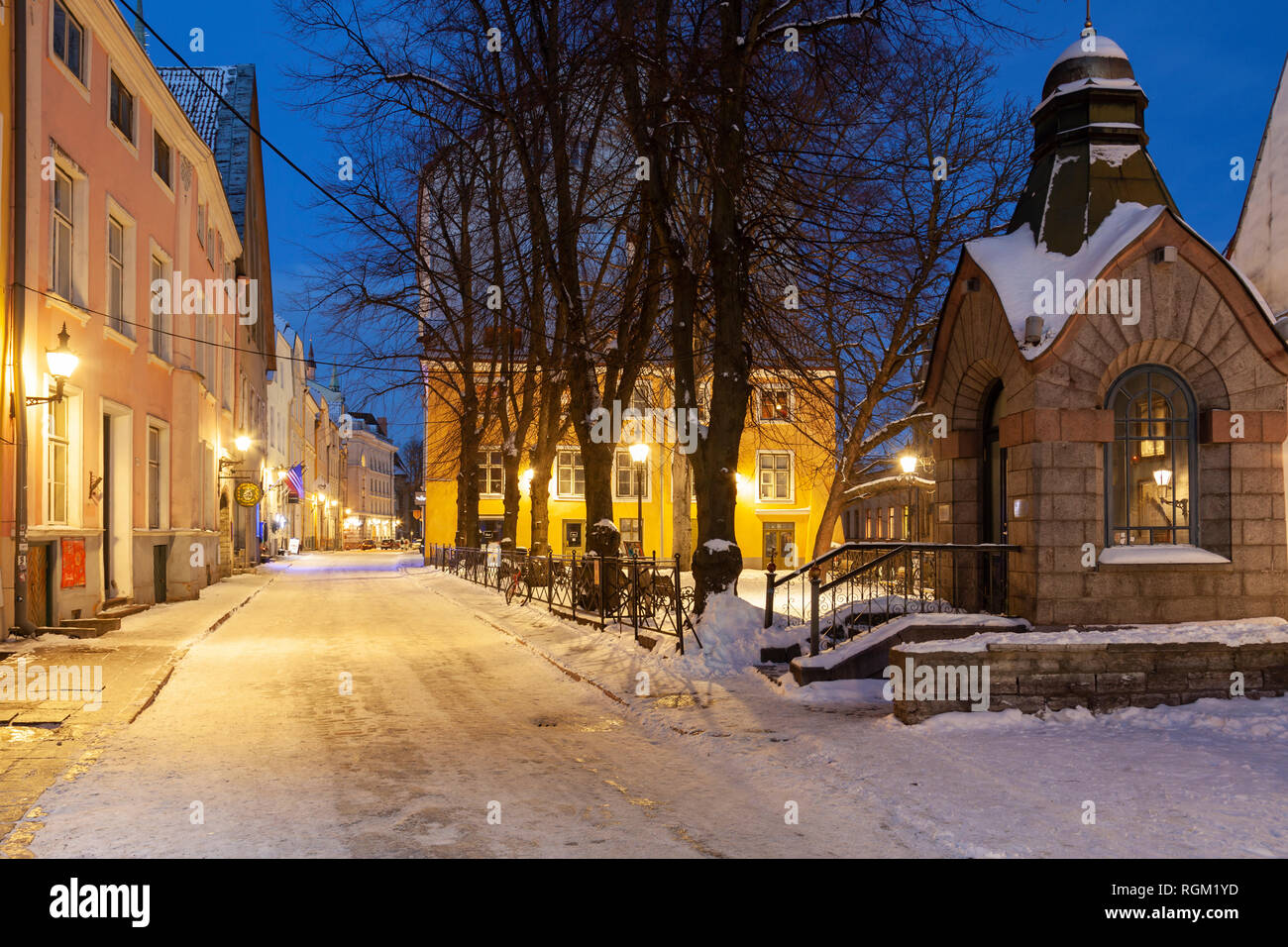 Sera d'inverno nella città vecchia di Tallinn, Estonia. Foto Stock