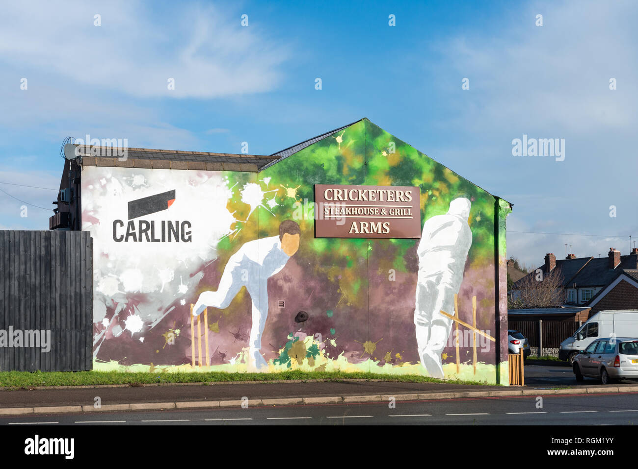 La parete laterale del Cricketer's Arms pub in modo Kenrick, West Bromwich è stata decorata con un grande dipinto di una partita di cricket Foto Stock