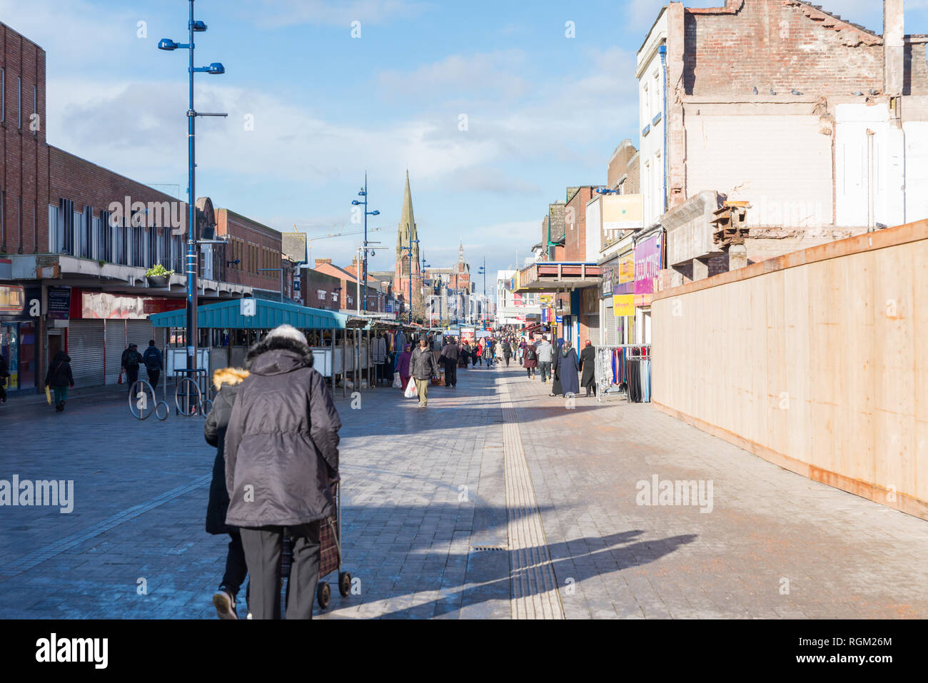 Vista guardando verso West Bomwich High Street nel West Midlands Foto Stock