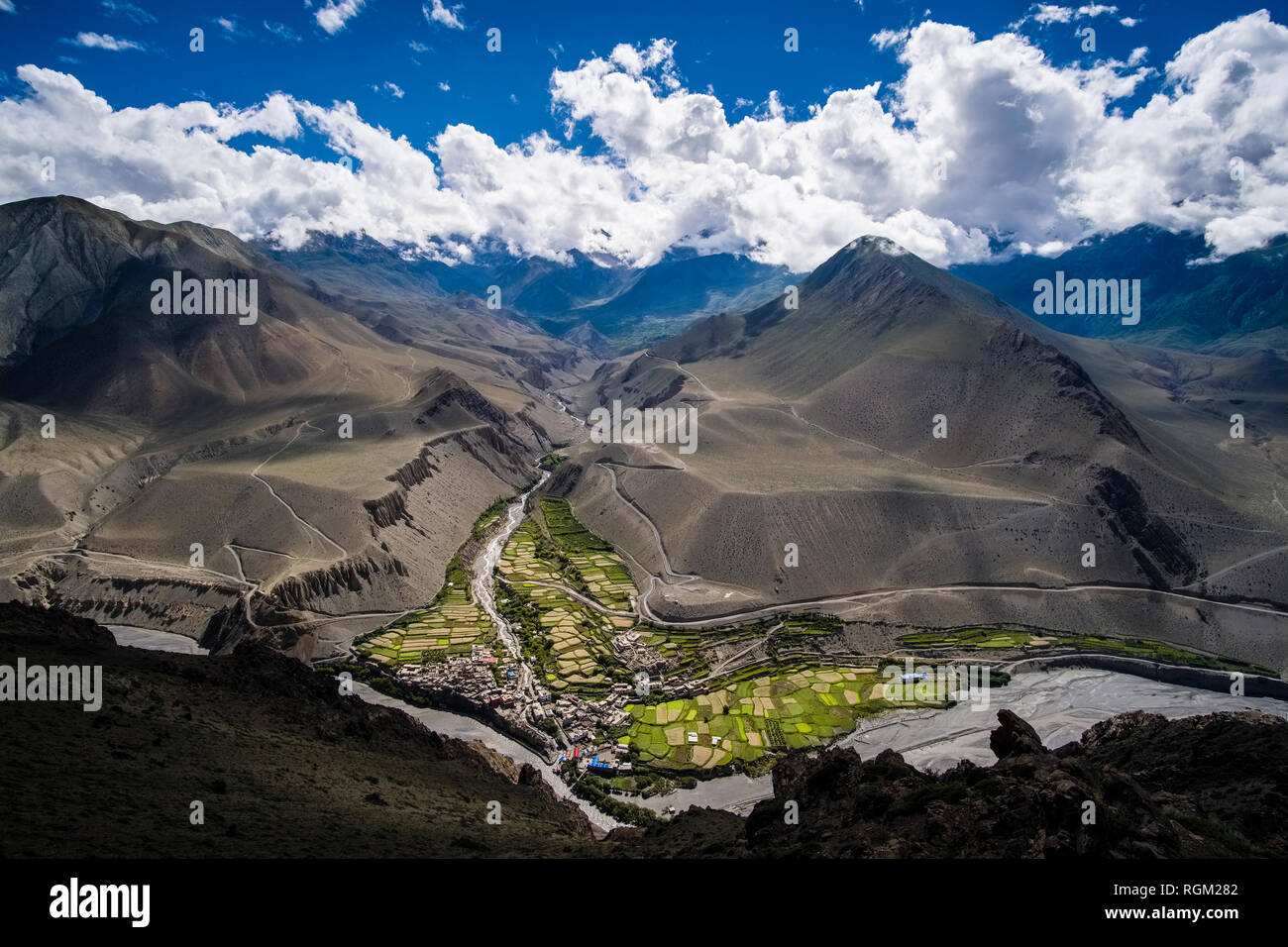 Panoramica vista aerea sulla città e dintorni agricoli della Kali Gandaki valley Foto Stock