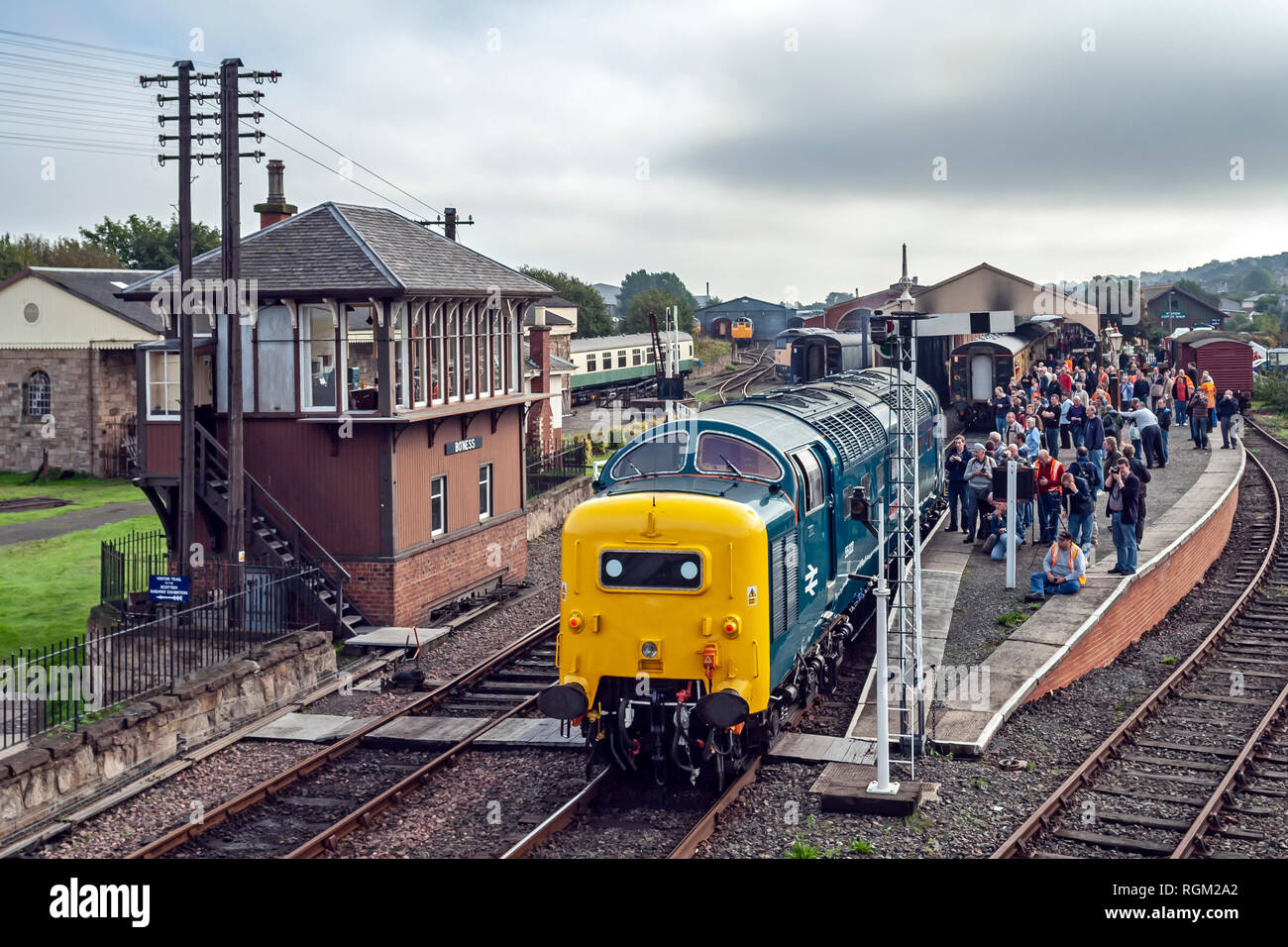 Giorno di Diesel a Bo'ness & Kinneil Railway Bo'ness Falkirk Regno Unito Scozia il 30 settembre 2006 con Deltic 55022 Royal Scots Grey la retromarcia alla stazione Foto Stock