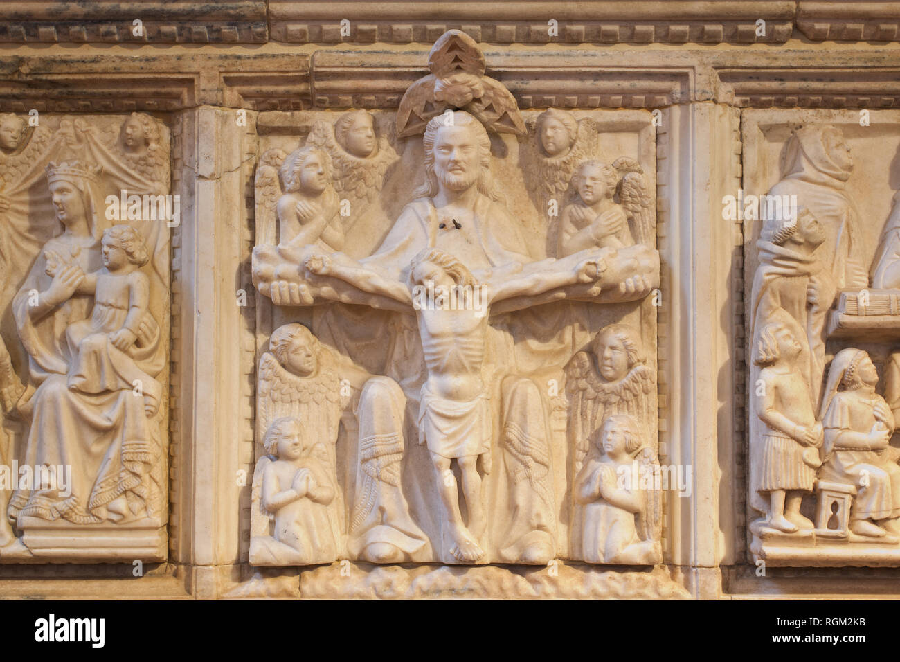 Risurrezione - Dio tenendo Gesù crocifisso in mano - dettaglio del Aliprandi il sarcofago (XIV C) - Chiesa di San Marco - Milano Foto Stock