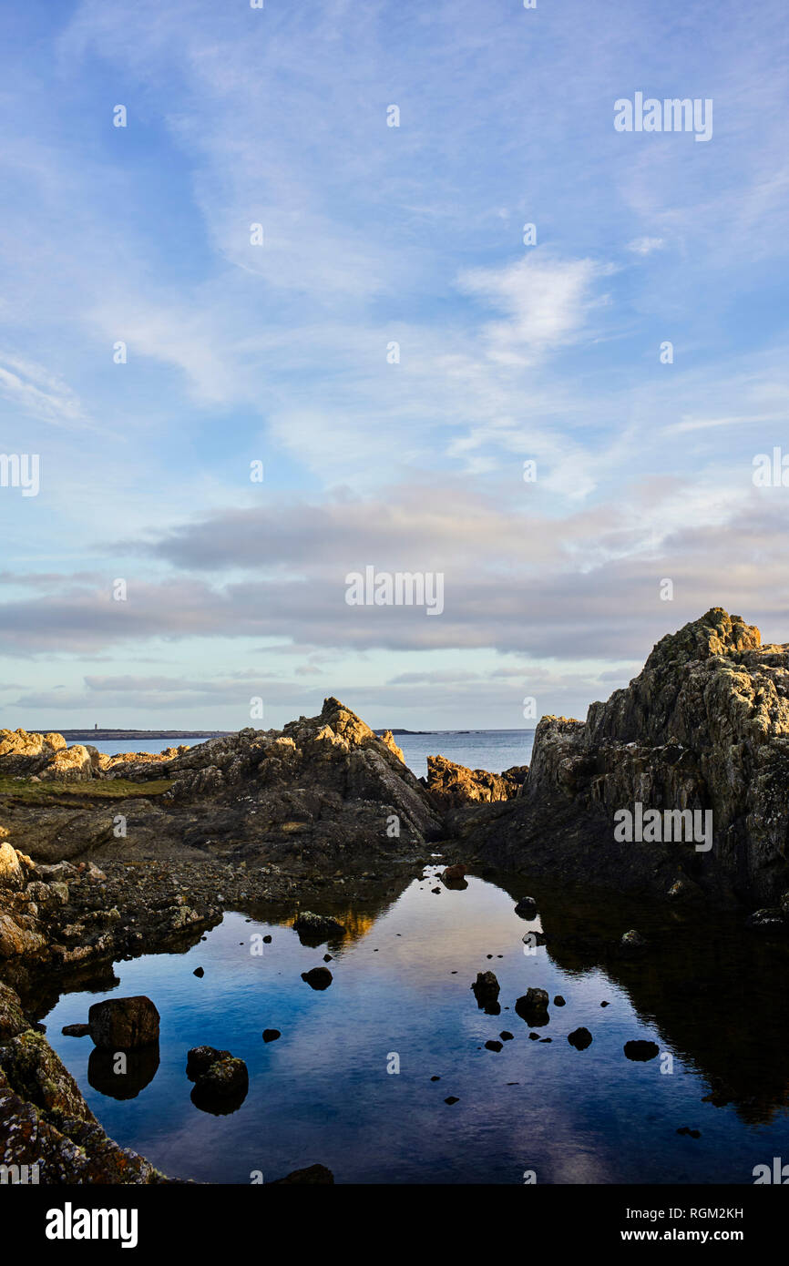 Piccolo rockpool di marea a Scarlett, Castletown, Isola di Man Foto Stock