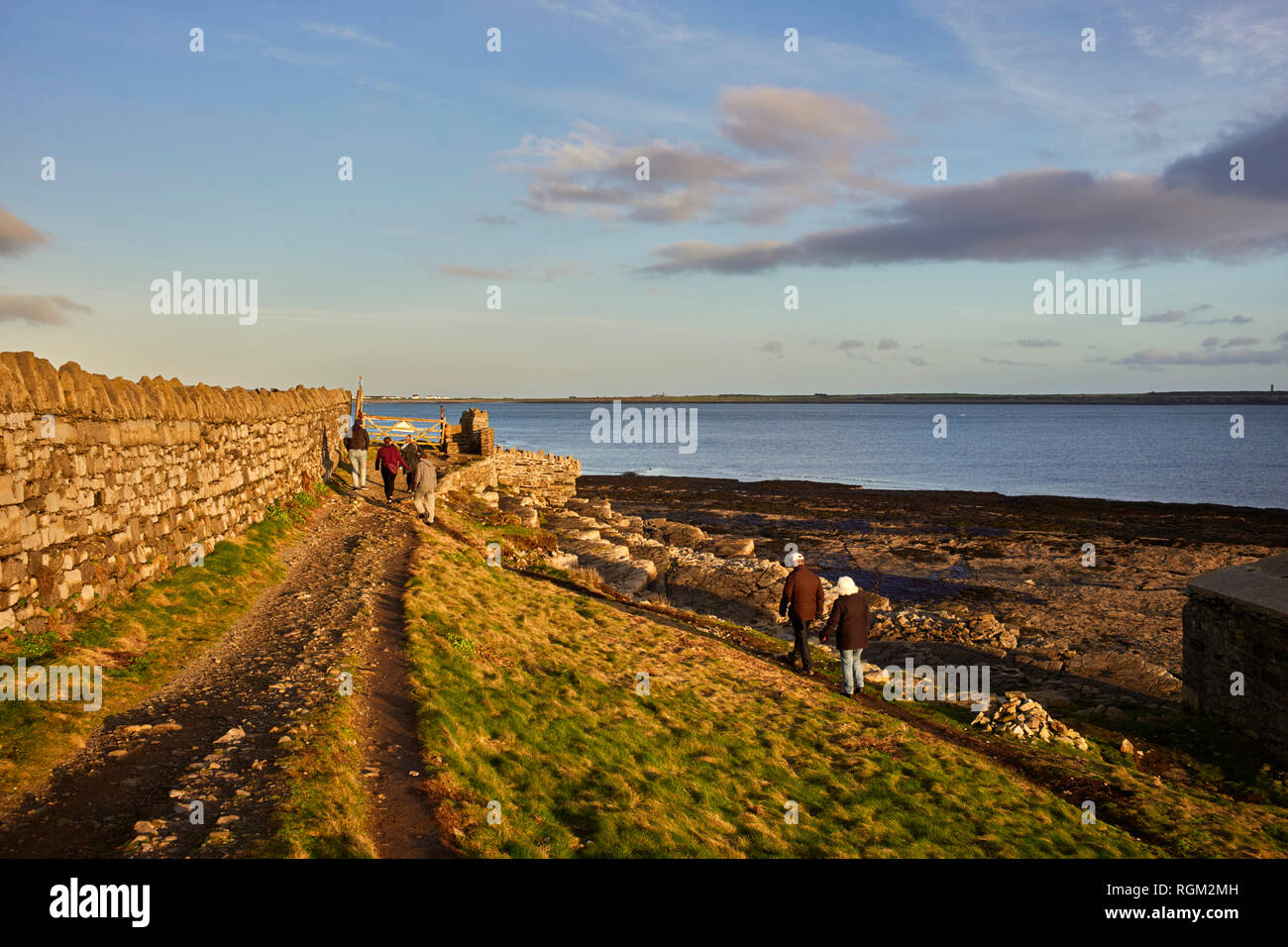 Il basso sole invernale per fare una buona passeggiata a Scarlett, Castletown, Isola di Man Foto Stock