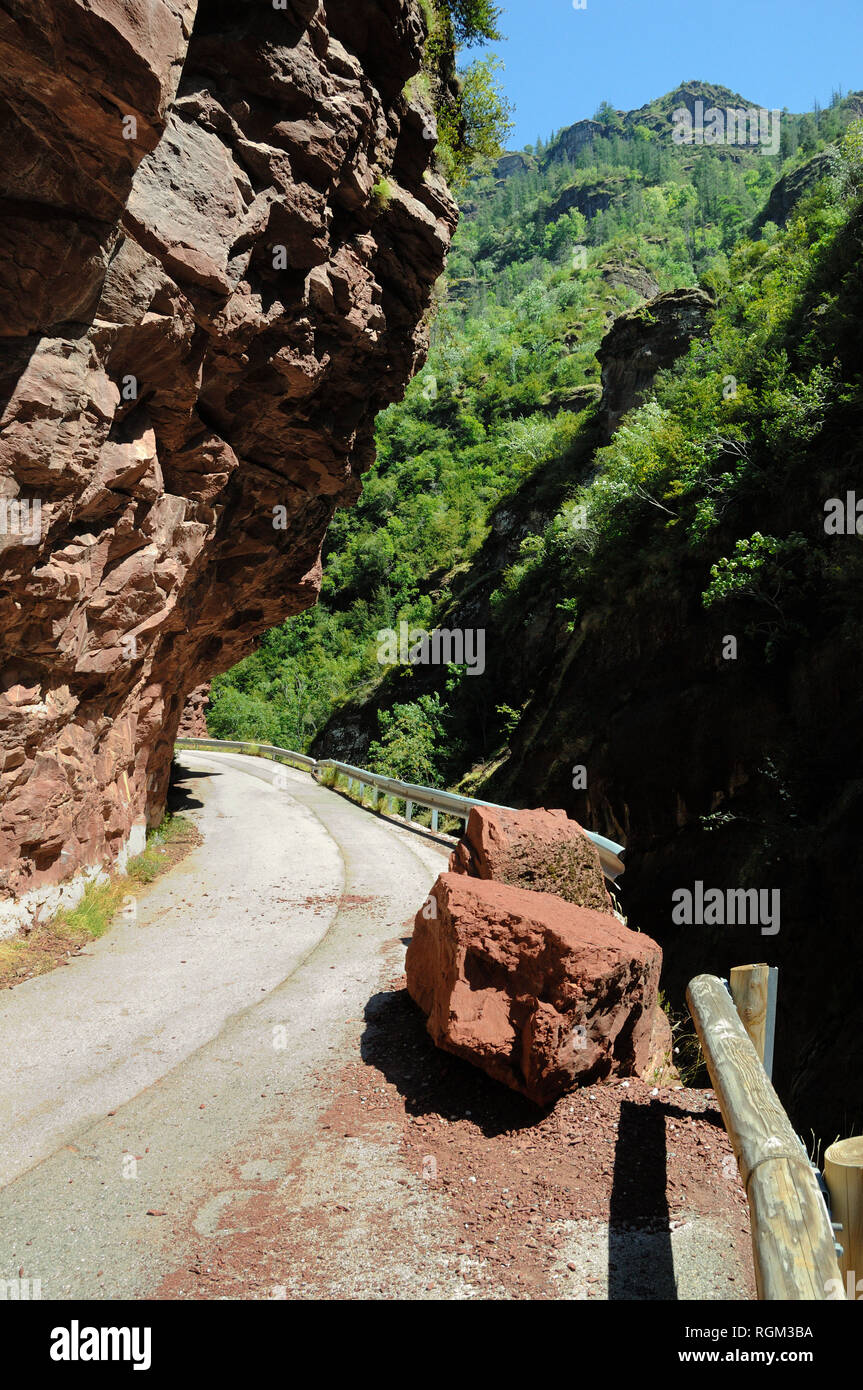 Caduta di massi, crollato Road o pericolose su strada di montagna in Cians Gorge, o Gorges du Cians, Alpes-Maritimes Francia Foto Stock