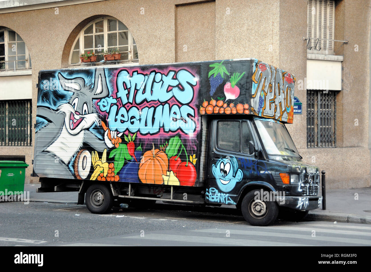 Coperto di Graffiti Van & Ortolano itinerante o frutta e verdura venditore parcheggiato in Via Parigi Francia Foto Stock