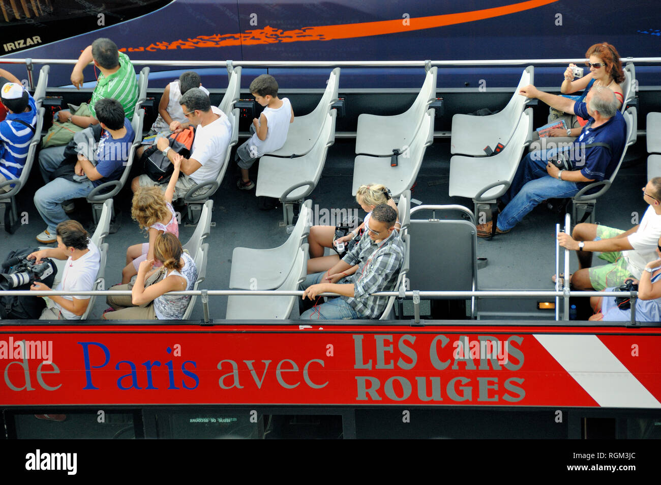 I turisti in Open-Top Bus turistici o l' autobus turistico Parigi Francia Foto Stock