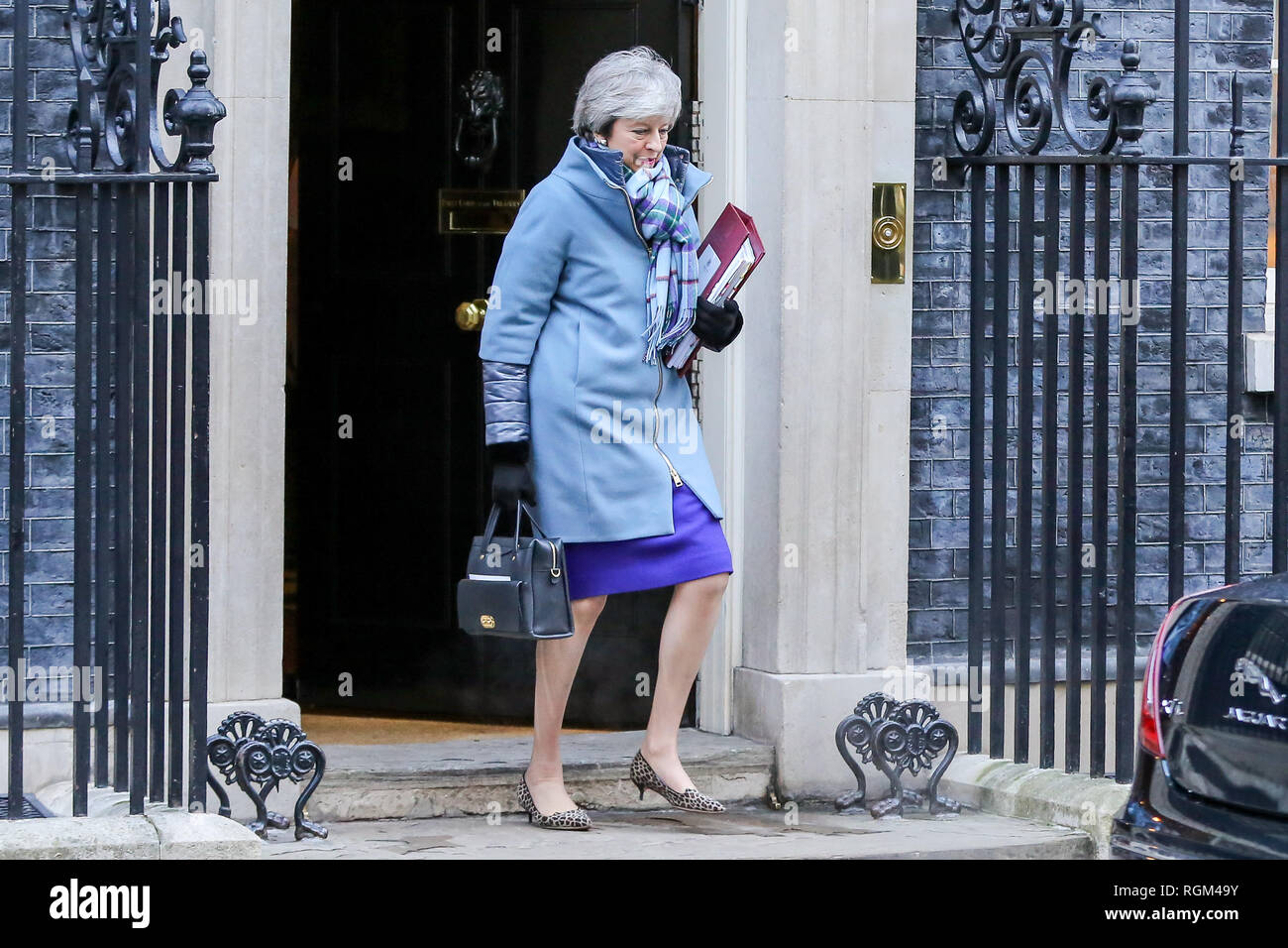 Il primo ministro Theresa Maggio è visto uscire dal numero 10 di Downing Street per frequentare il primo ministro di domande (PMQs) nella casa di Commons. Foto Stock