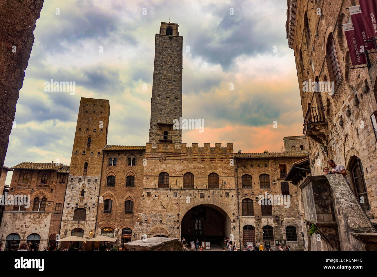 San Gimignano Toscana / Italia - 09.15.2017: San Gimignano una tipica cittadina medievale toscana Foto Stock