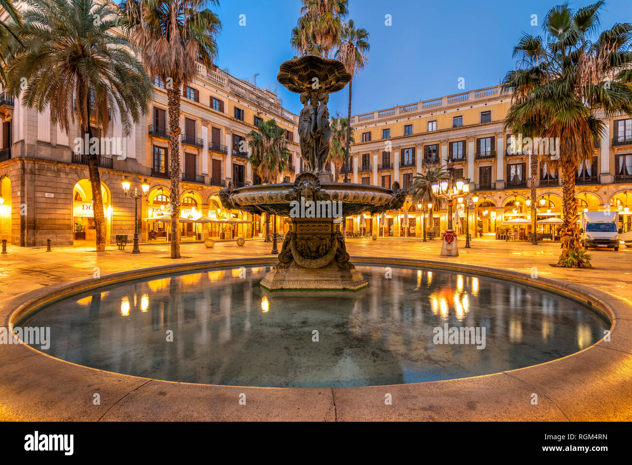 Vista notturna di Placa Reial square o Plaza Real nel quartiere Gotico di Barcellona, in Catalogna, Spagna Foto Stock