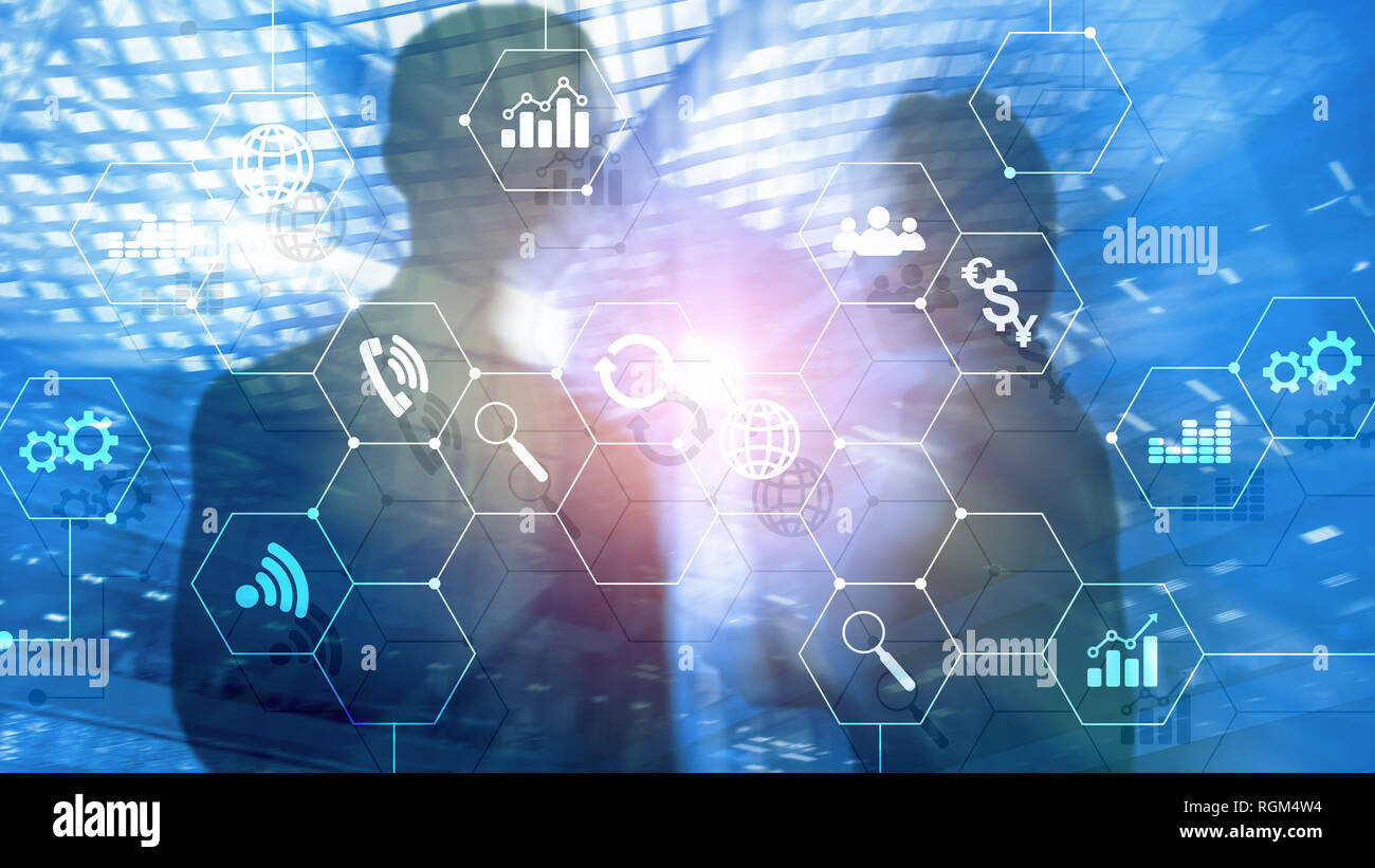 La doppia esposizione dei supporti misti. Gli schemi e le icone sulla schermata di ologramma. La gente di affari e moderna città sullo sfondo. Foto Stock