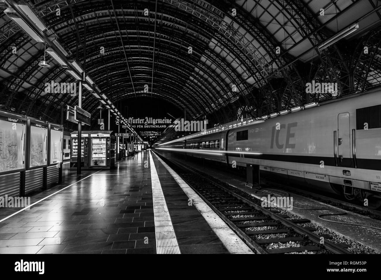 Frankfurt am Main/ Germania - 22 luglio 2017: tetto della stazione ferroviaria principale (Hbf) con un treno ICE e la piattaforma Foto Stock