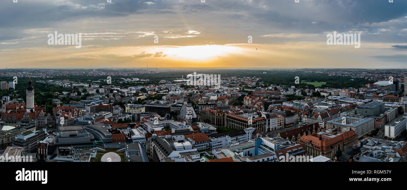 Vista sulla Lepizig skyline al tramonto dalla torre panoramica a Augusto Platz Foto Stock