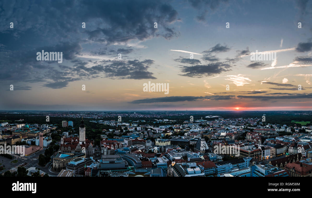 Vista sulla Lepizig skyline al tramonto dalla torre panoramica a Augusto Platz Foto Stock